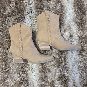 Dolce Vita Tan Western Booties Chic Cowboy Boots Trendy City Cowgirl Ankle Boot